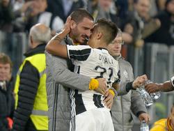 Bonucci (izq.) abraza a su compañero Paulo Dybala en el duelo ante Udinese. (Foto: Imago)