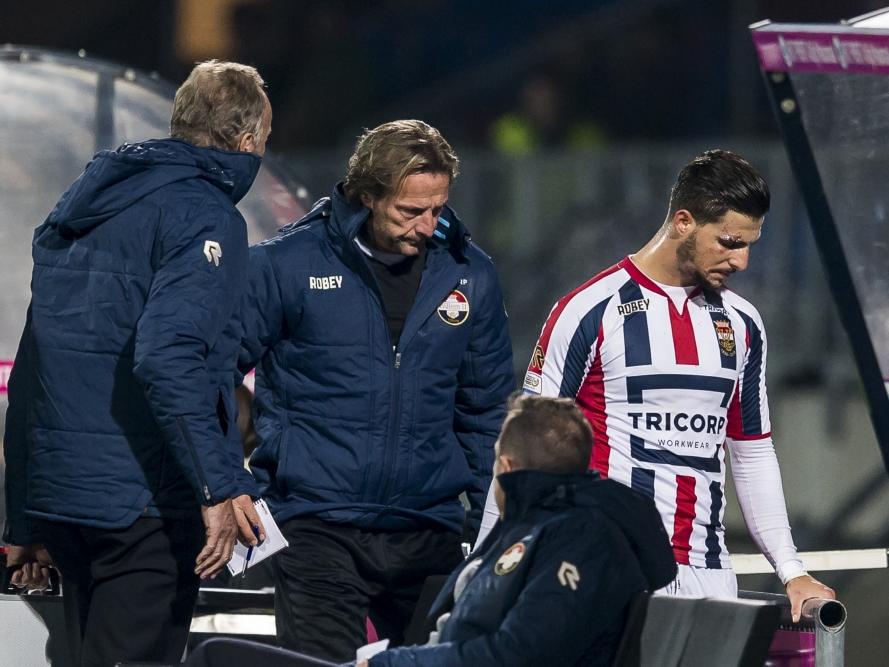 Fran Sol loopt teleurgesteld het veld af na zijn rode kaart voor Willem II tegen FC Utrecht. (22-10-2016)