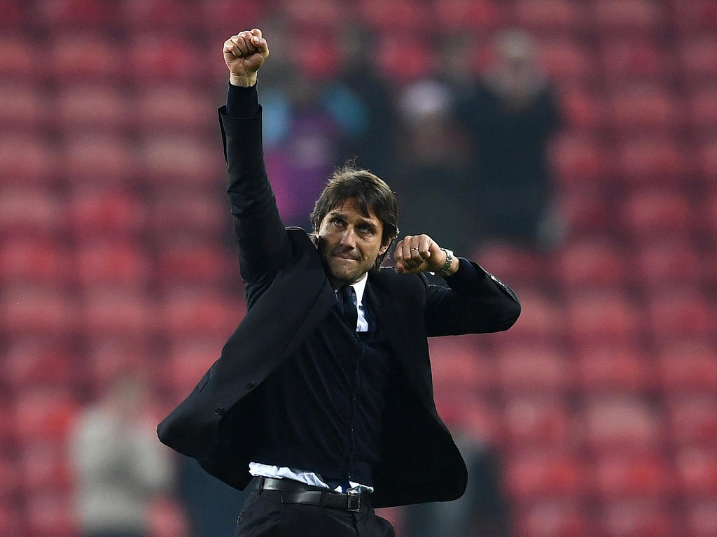 Conte celebra efusivo el tanto del jugador español de su equipo. (Foto: getty)