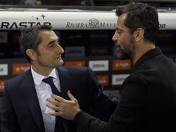 Valverde y Quique Sánchez Flores se saludan en la ida de cuartos. (Foto: Getty)