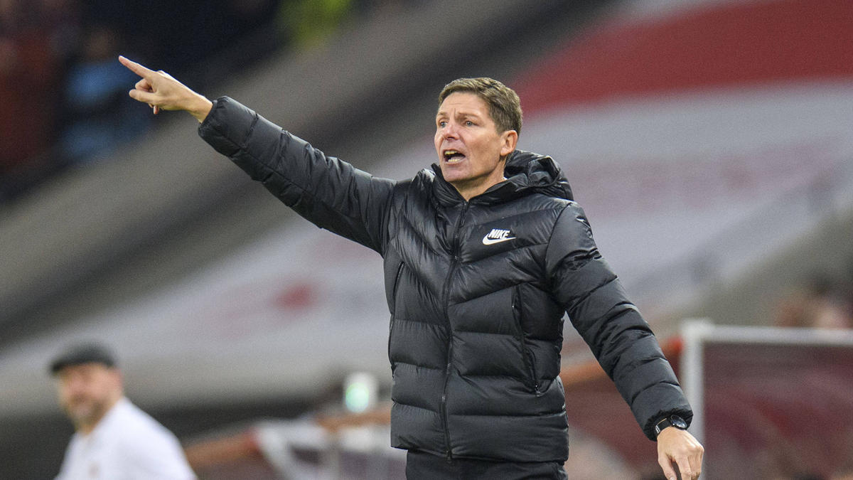 Cheftrainer Oliver Glasner von Eintracht Frankfurt ist mit seinen Spielern im regen Austausch