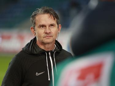 Kaiserslauterns Trainer Dirk Schuster gibt vor einem Spiel gegen Magdeburg ein TV Interview