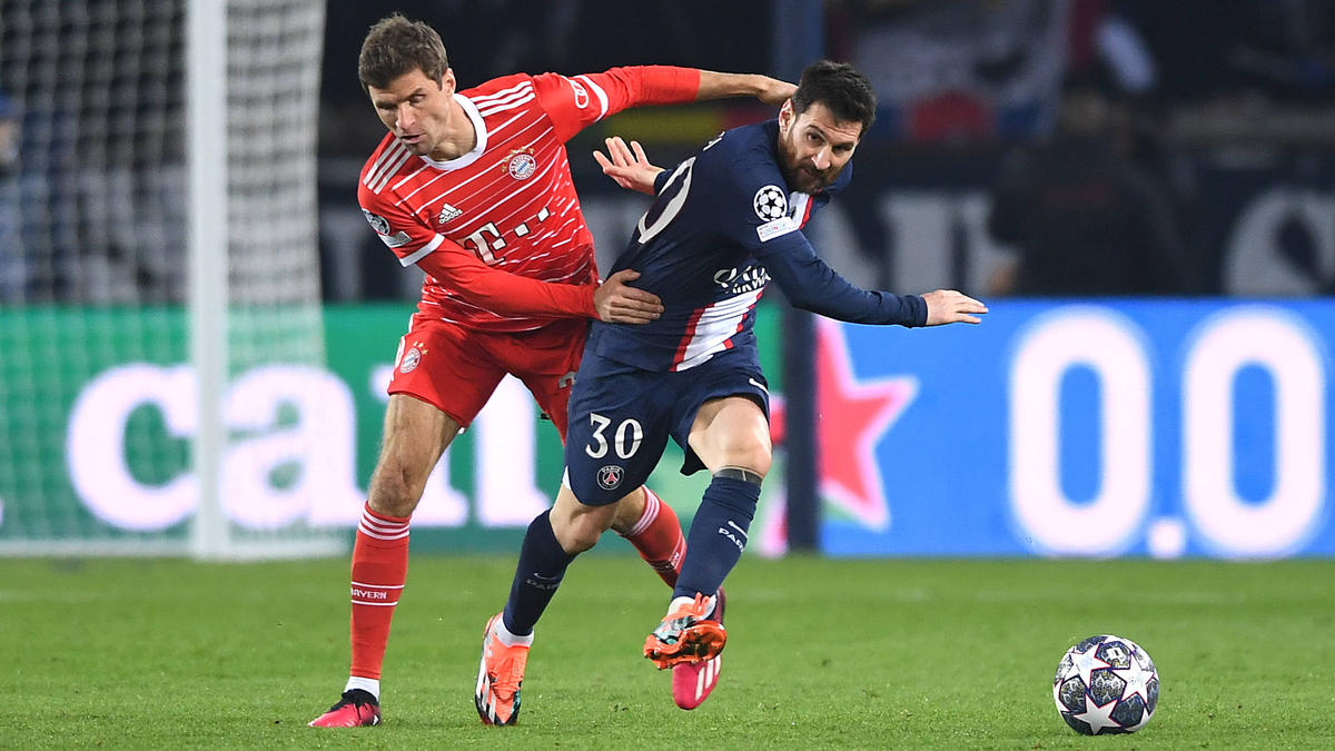 Thomas Müller (trái) và Lionel Messi thi đấu với nhau lần cuối vào năm ngoái