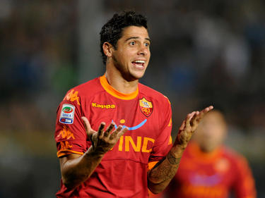 AS Roma-speler Cicinho is gefrustreerd na het missen van een grote kans. (04-05-2012)