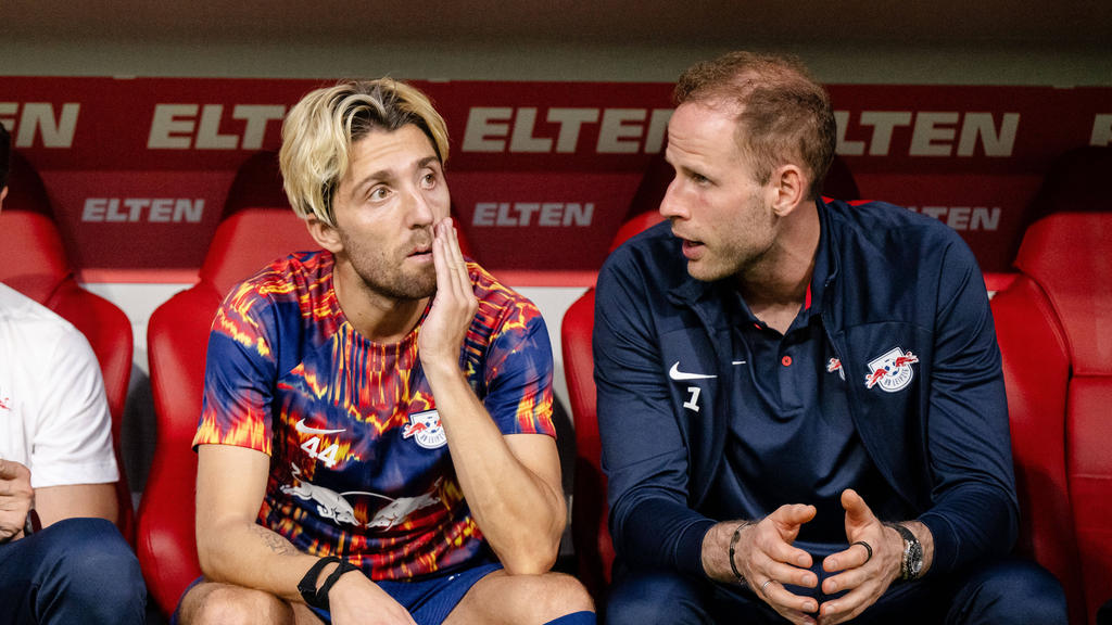 Leipzig-Torwart Péter Gulácsi (rechts) gibt im DFB-Pokal sein Comeback