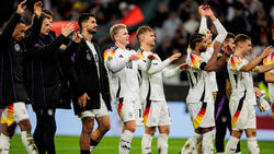 Die DFB-Stars feiern den Sieg vor der Fankurve