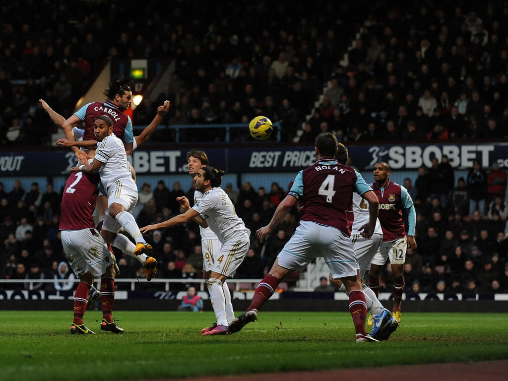 Andy Carroll (l.) trifft für West Ham zum 1:0-Sieg gegen Swansea (02.02.2013)