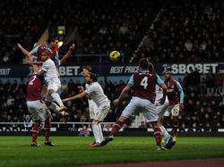 Andy Carroll (l.) trifft für West Ham zum 1:0-Sieg gegen Swansea (02.02.2013)