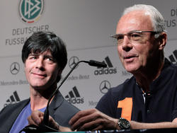 Weltmeistertrainer Franz Beckenbauer (r.) gratuliert dem DFB zur Verlängerung mit Löw