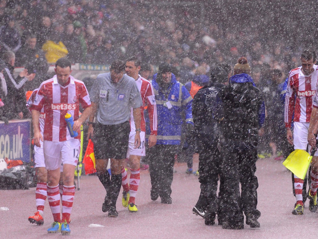 Wegen heftigen Regens hat Referee Mark Clattenburg die League-Cup-Partie Stoke gegen Man Utd kurz unterbrechen müssen