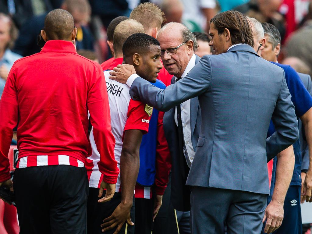 Tien minuten voor tijd haalt Phillip Cocu (r.) Luciano Narsingh (l.) naar de kant. De trainer en speler voeren nog even een gesprekje alvorens de buitenspeler plaatsneemt op de bank. (16-08-2015) Tien minuten voor tijd haalt Phillip Cocu (r.) Luciano Narsingh (l.) naar de kant. De trainer en speler voeren nog even een gesprekje alvorens de buitenspeler plaatsneemt op de bank. (16-08-2015)