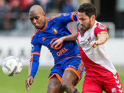 Eljero Elia (l.) en Mark van der Maarel (r.) vechten om de bal tijdens het competitieduel FC Utrecht - Feyenoord. (28-02-2016)
