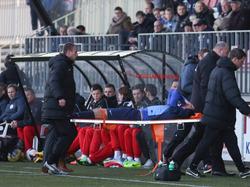 Nicky Kuiper wordt tijdens het oefenduel tussen IJsselmeervogels en Jong FC Twente (2-3) weggedragen op een brancard. 