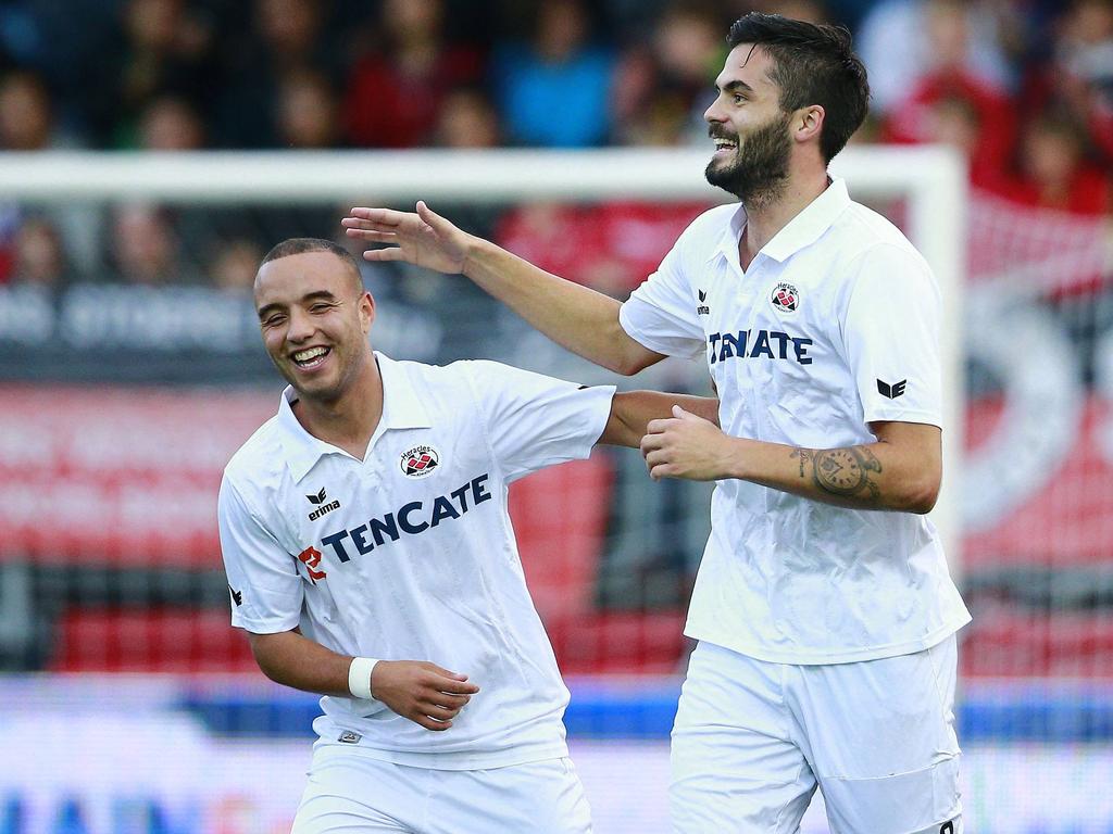 Denni Avdić (r.) viert de 0-1 van Heracles Almelo tegen Excelsior met ploeggenoot Iliass Bel Hassani. (30-8-2014)