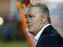 Hans de Koning ziet vanaf de bank hoe zijn team, FC Volendam, de zege uit handen geeft tegen Telstar. (17-10-2014)