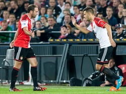 Matthew Steenvoorden (r.) vervangt in de wedstrijd Feyenoord - Heracles Almelo Joris Mathijsen (l.) en de jonge verdediger maakt daarmee zijn competitiedebuut voor de Rotterdammers. (18-10-2014)