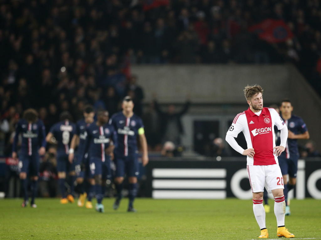 Ajax-middenvelder Lasse Schöne heeft er de pee in als Paris Saint-Germain op voorsprong is gekomen in de Champions League-confrontatie. (25-11-2014)