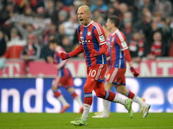 Arjen Robben schreeuwt het uit nadat hij Bayern München op een 1-0 voorsprong heeft gekopt tegen Schalke 04. (03-02-2015)