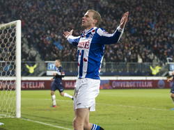 Henk Veerman laat zich aan het publiek in Friesland zien nadat hij zijn eerste doelpunt in het shirt van sc Heerenveen scoort. De spits is goed voor de vierde treffer tegen PEC Zwolle. (07-02-2015)