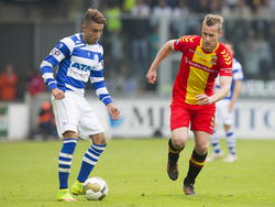 Marnix Kolder (r.) moet in de achtervolging bij Caner Çavlan (l.) tijdens het play-offduel De Graafschap - Go Ahead Eagles. (22-05-2015)