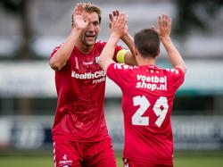Willem Janssen geeft een dubbele high-five aan Fernando Quesada in het oefenduel tussen FC Utrecht en SDC Putten (26-062015).
