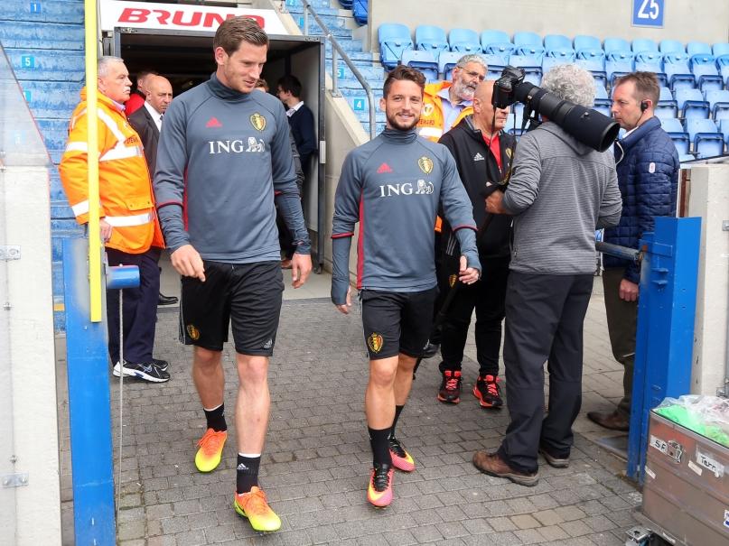 De spelers van België, onder wie Jan Vertonghen (l.) en Dries Mertens, bereiden zich voor op de oefeninterland tegen Finland. (31-05-2016)