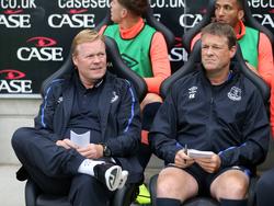 Erwin Koeman (r.) en Ronald Koeman (l.) zitten klaar voor een oefenwedstrijd van Everton (26-07-2016).