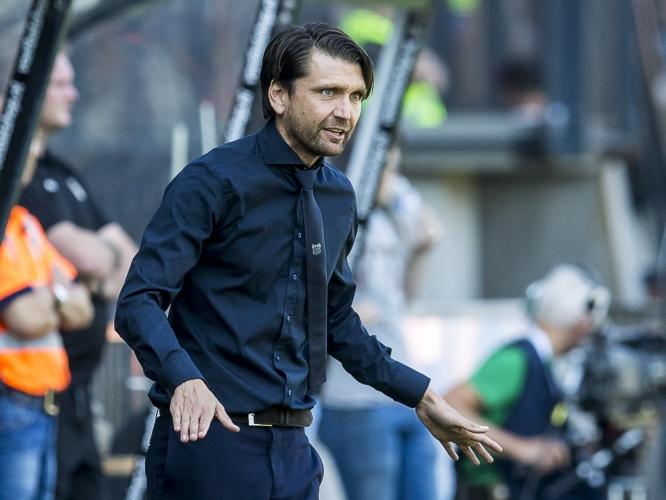 Peter Hyballa maant zijn spelers tot rust in de wedstrijd tegen Willem II. (25-09-2016) Peter Hyballa maant zijn spelers tot rust in de wedstrijd tegen Willem II. (25-09-2016)