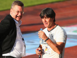 Reinhard Grindel (l.) möchte gern mit Löw verlängern