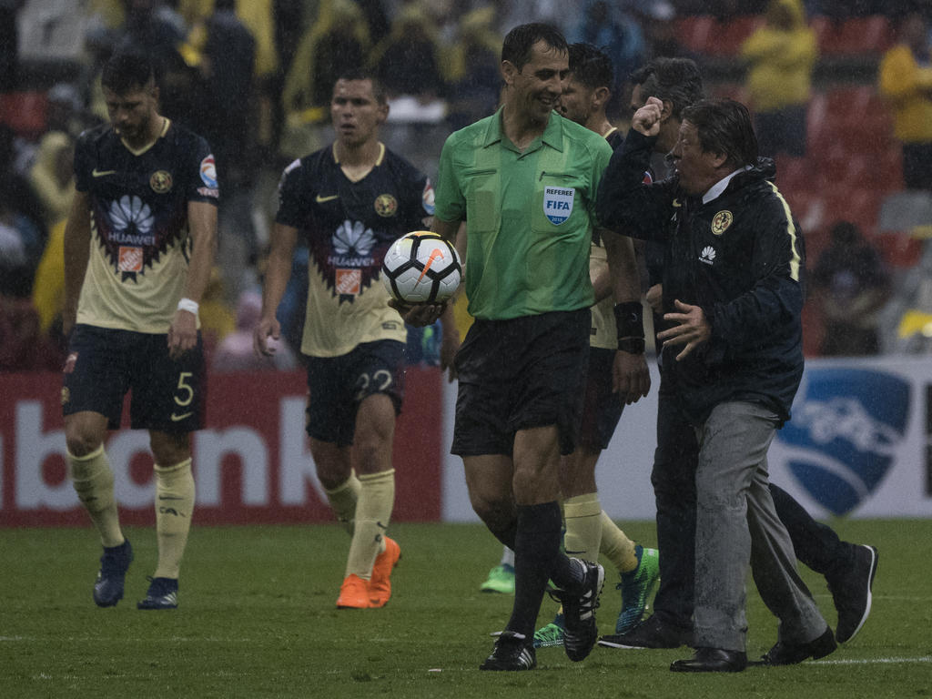 Miguel Herrera se queja del partido junto al árbitro tras el final. (Foto: Getty)
