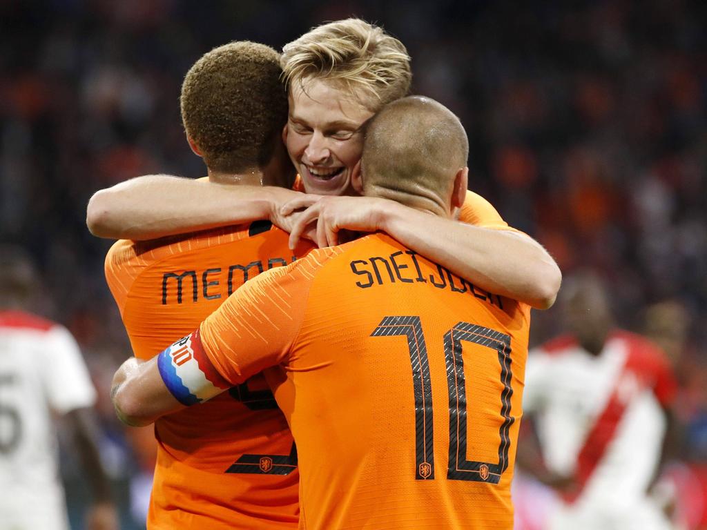 Wesley Sneijder (r.) feiert einen gelungenen Abschied