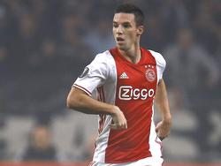 Nick Viergever kijkt om zich heen tijdens het Europa League-duel Ajax - Standard Luik (29-09-2016).