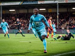 Yaw Yeboah kan juichen na het scoren van de 0-1 tijdens het competitieduel Go Ahead Eagles - FC Twente (22-10-2016).