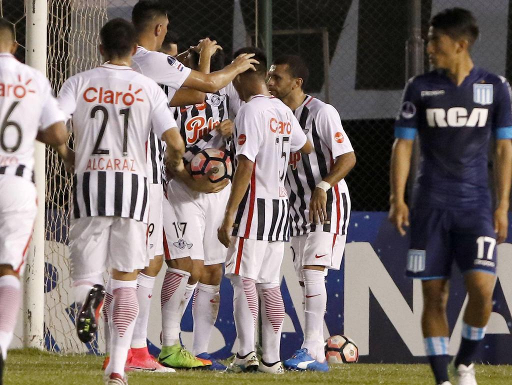 Los jugadores de Libertad celebran el gol de Salcedo. (Foto: Imago)