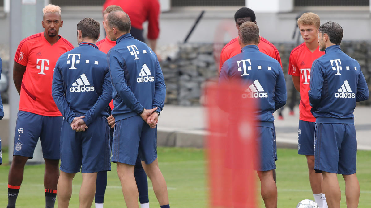 Der Trainingsplatz des FC Bayern füllte sich am Freitag wieder Der Trainingsplatz des FC Bayern füllte sich am Freitag wieder