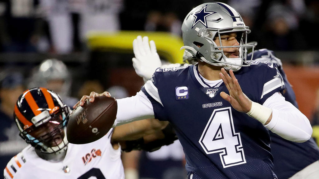 Dak Prescott (r.) kam auf 334 Yards und warf einen Touchdown Dak Prescott (r.) kam auf 334 Yards und warf einen Touchdown
