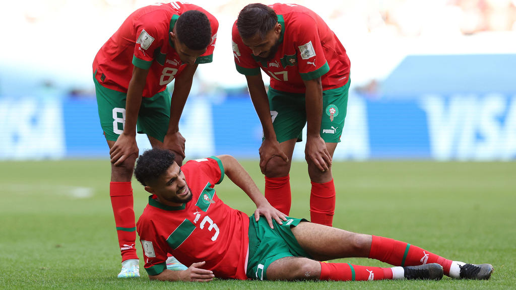 Noussair Mazraoui zog sich bei der WM gegen Kroatien eine Hüftprellung zu Noussair Mazraoui zog sich bei der WM gegen Kroatien eine Hüftprellung zu