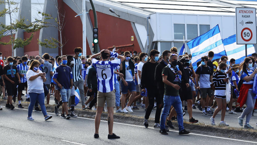 Aficionados del Deportivo de la Coruña en los exteriores de Riazor.