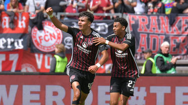 Nürnbergs Sturmtalent Can Uzun (links) hat ein Angebot des FC Bayern abgelehnt