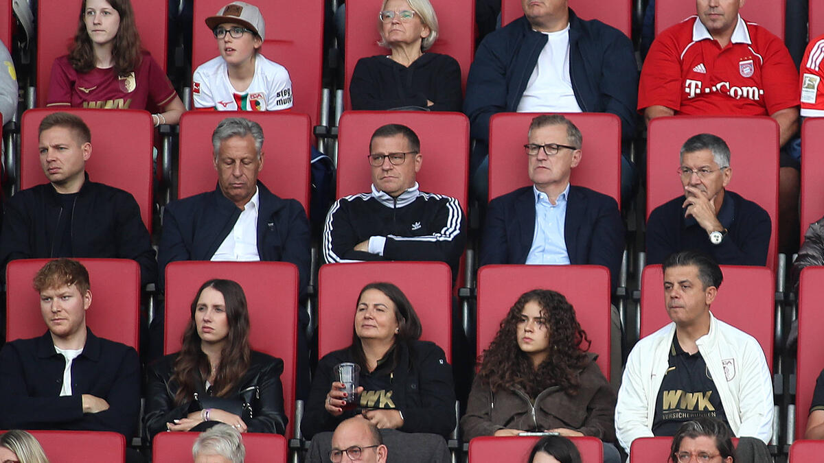 Max Eberl (M.) steht beim FC Bayern unter genauer Beobachtung