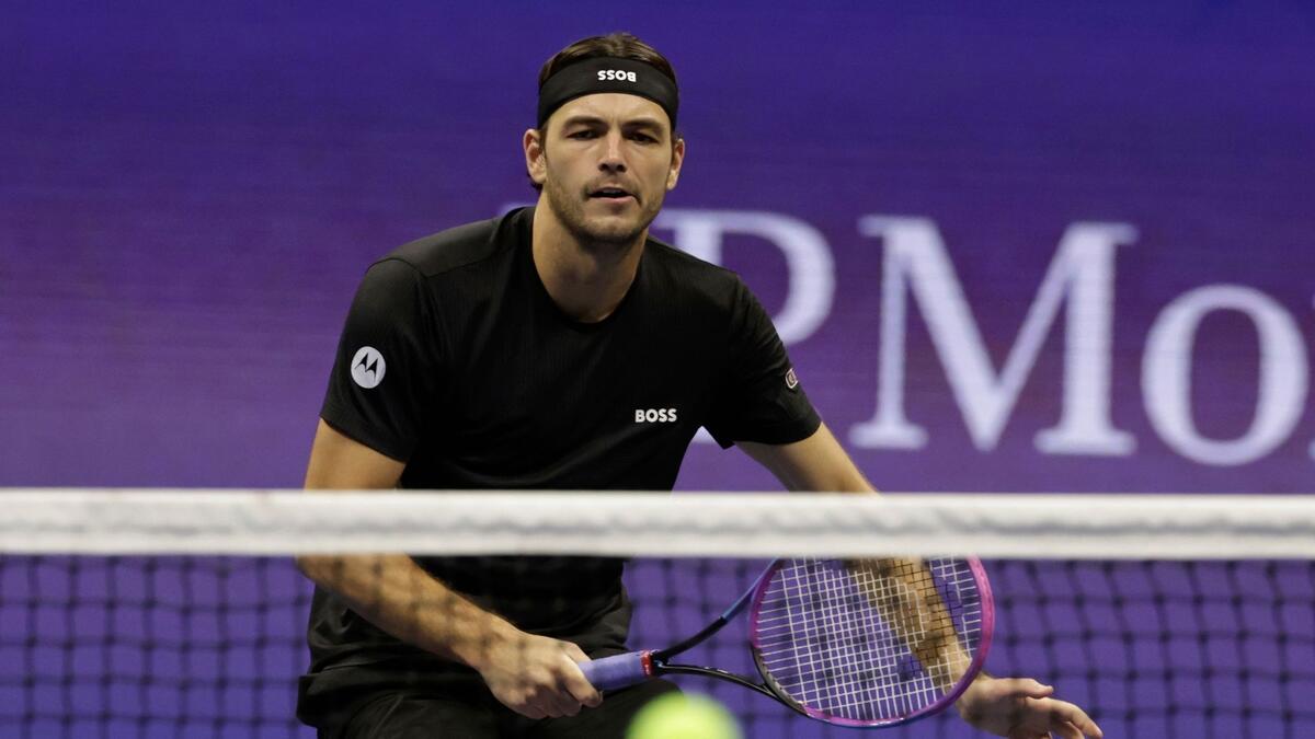 Das Stirnband sitzt falsch: US-Profi Taylor Fritz bei seiner Viertelfinal-Niederlage gegen Novak Djokovic