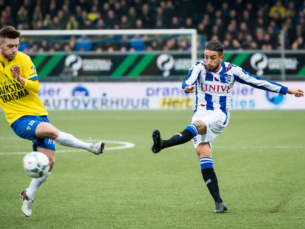 Caner Çavlan (r.) geeft een voorzet tijdens het competitieduel SC Cambuur - sc Heerenveen. (31-01-2016)