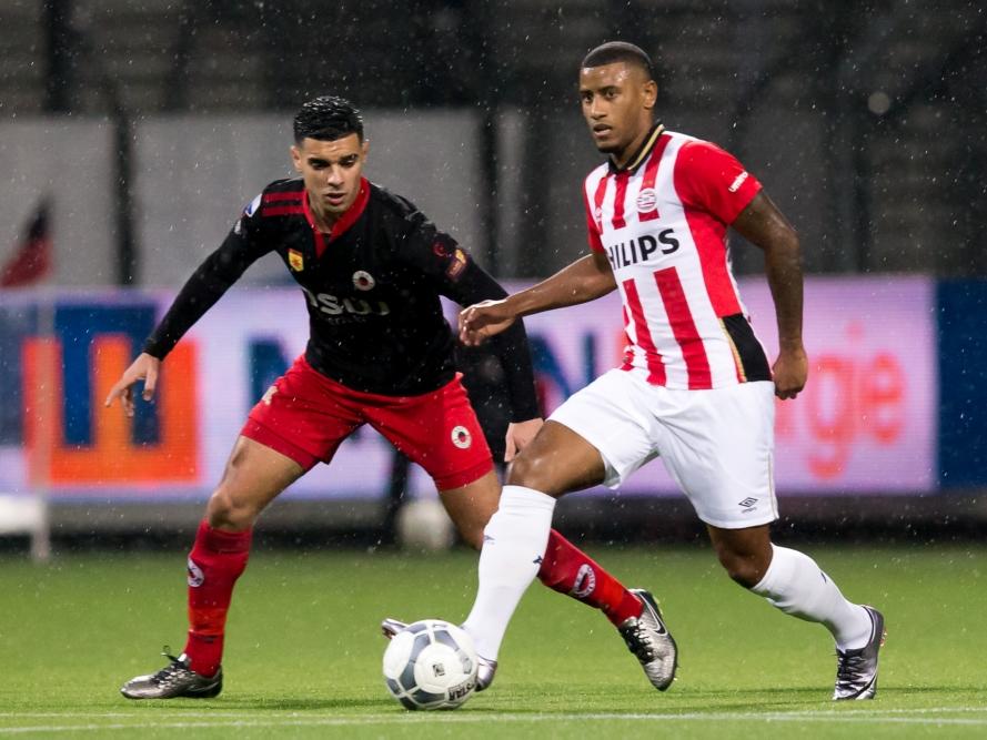 Luciano Narsingh (r.), de vleugelspeler van PSV, speelt de bal naar een medespeler. Excelsior-verdediger Khalid Karami (r.) is slechts toeschouwer (27-01-2016)