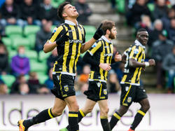 Dominic Solanke (l.) viert de 0-1 tijdens het competitieduel FC Groningen - Vitesse (20-03-2016)