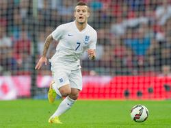 Jack Wilshere behoudt het overzicht tijdens de oefeninterland van Engeland tegen Noorwegen (1-0). (04-09-2014). 