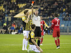De op zijn knieën zittende Davy Pröpper krijgt een rode kaart van scheidsrechter Richard Liesveld gepresenteerd tijdens Vitesse - FC Twente. (07-12-2014)