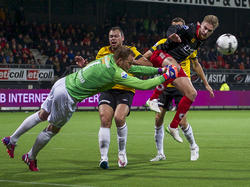 NAC-doelman Jelle ten Rouwelaar bokst de bal weg voordat Excelsior-spits Tom van Weert erbij kan komen. (31-01-2015)