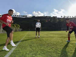 Gino Coutinho (l.) werkt aan zijn balbehandeling tijdens het trainingskamp van Excelsior. Khalid Karami (r.) gooit de bal richting de doelman. (08-01-2015)