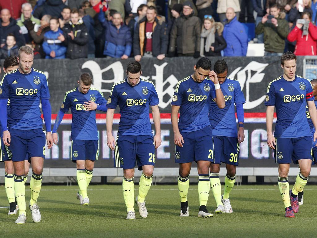 De spelers van Ajax druipen af na het gelijkspel tegen Willem II in Tilburg. Ajax komt niet verder dan 1-1. (22-02-2015)