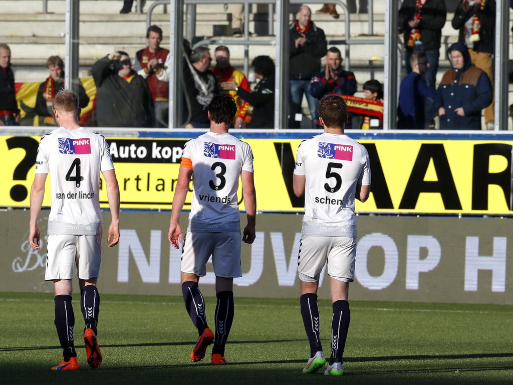 Jop van der Linden (l.), Bart Vriends (m.) en Xandro Schenk lopen teleurgesteld richting de uitfans na de verloren wedstrijd SC Cambuur - Go Ahead Eagles. (05-04-2015)